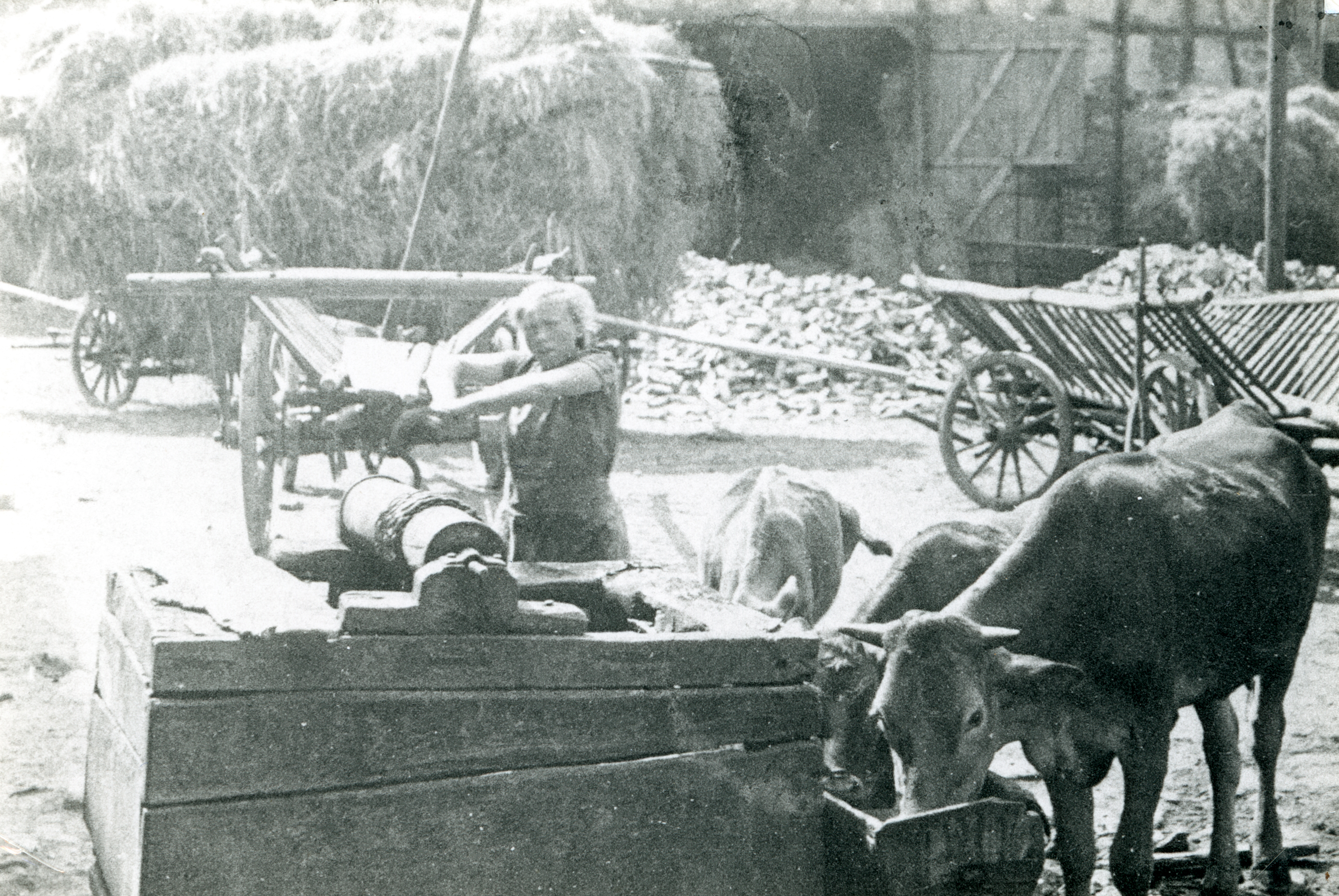 Am Brunnen im Schulhof 1936